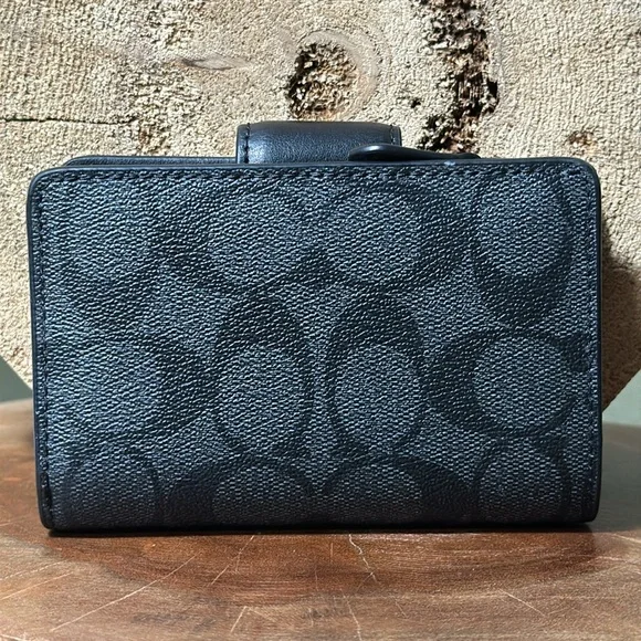 *LIKE NEW* COACH Signature Medium Corner Zip Wallet - Picture 3 of 15